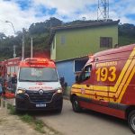 Mulher de 43 anos foi resgatada pelos Bombeiros após cair da sacada