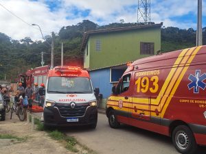 Mulher de 43 anos foi resgatada pelos Bombeiros após cair da sacada