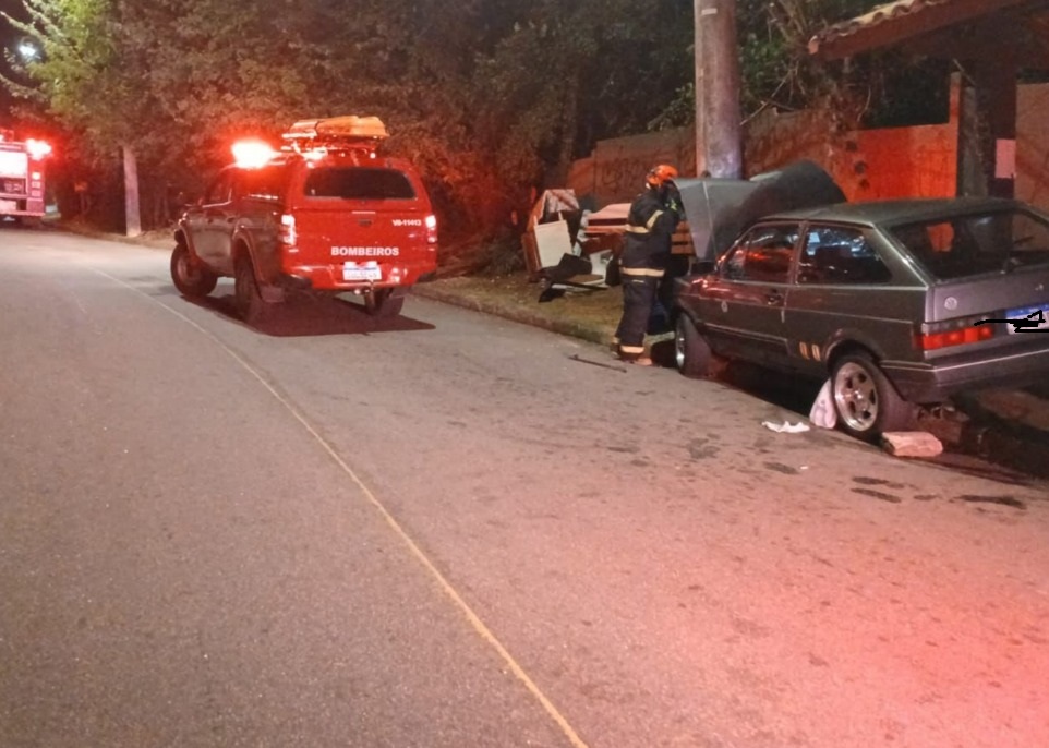 Carro bate em poste e deixa casal de turistas ferido no sul de Ilhabela