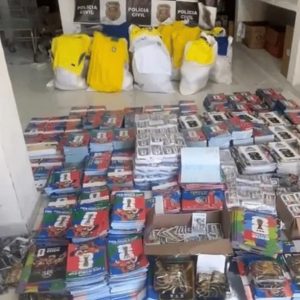 Operação contra pirataria apreende 85 mil álbuns e figurinhas falsas da Copa em SP