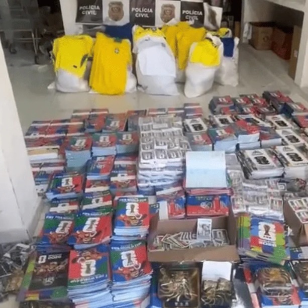 Operação contra pirataria apreende 85 mil álbuns e figurinhas falsas da Copa em SP