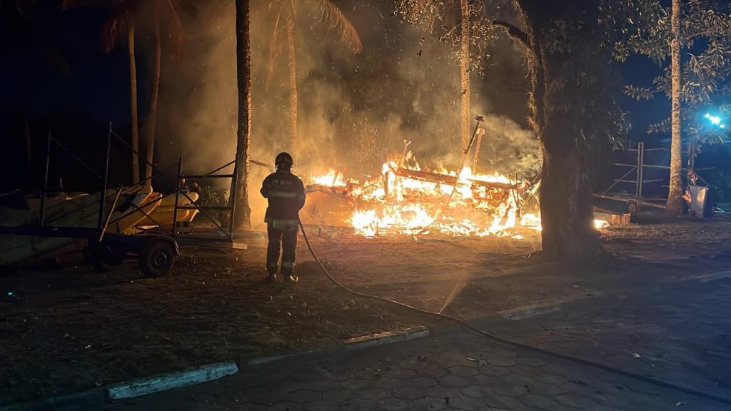 Incêndio destrói embarcação durante a madrugada no Camaroeiro, em Caraguatatuba