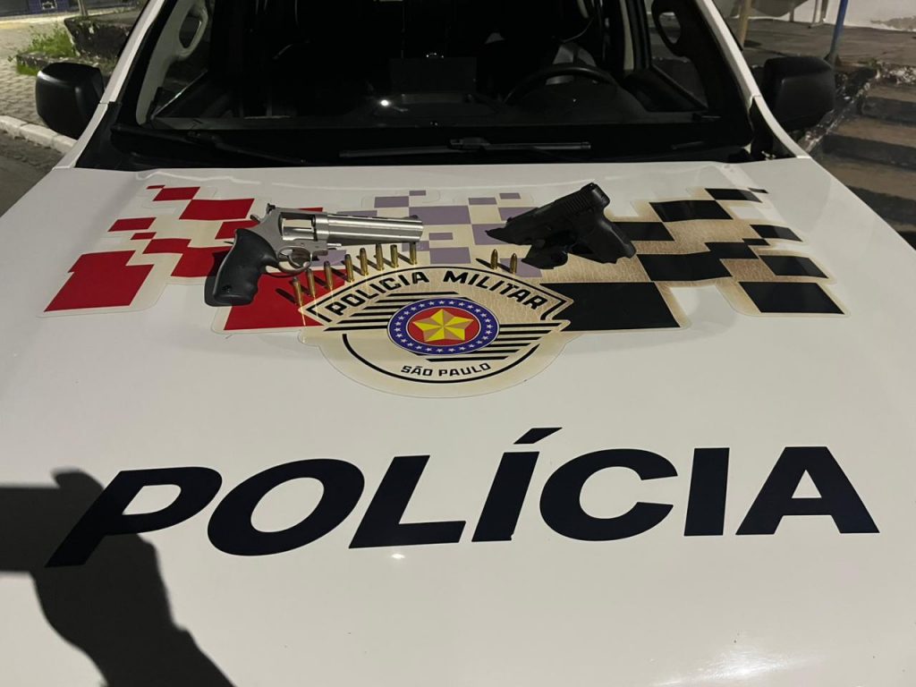 Após briga com marido, mulher é presa por disparos de arma de fogo em condomínio de Caçapava