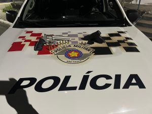 Após briga com marido, mulher é presa por disparos de arma de fogo em condomínio de Caçapava