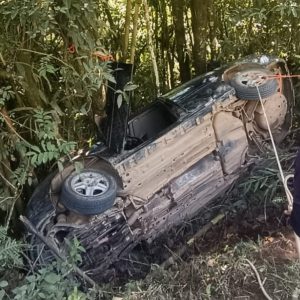 Motorista fica ferido após carro tombar em ribanceira na estrada do Pouso Alto, no alto da Serra do Mar