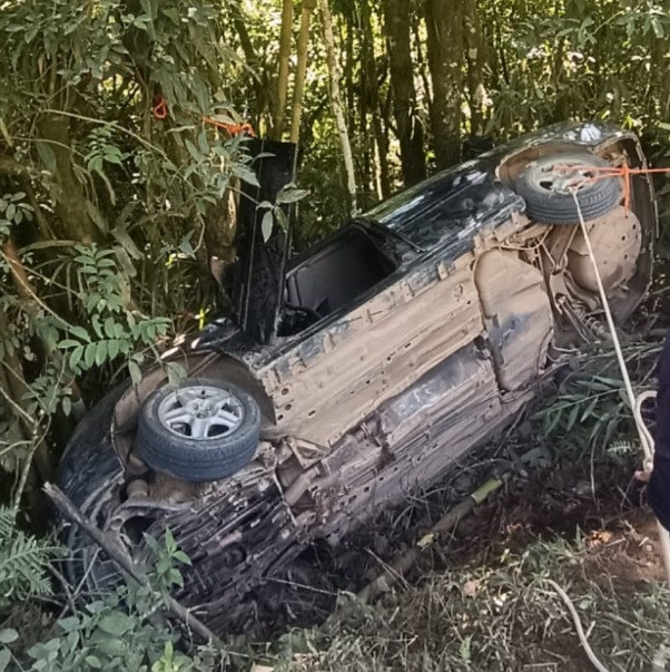 Motorista fica ferido após carro tombar em ribanceira na estrada do Pouso Alto, no alto da Serra do Mar