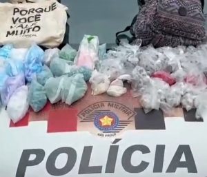 PM estoura 'casa bomba', prende traficante e apreende 5 mil porções de drogas em Ubatuba