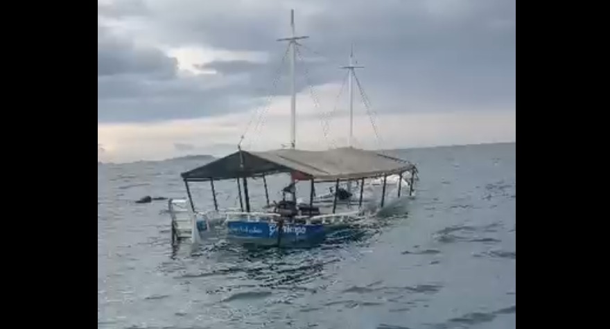 Embarcação fica à deriva e é resgatada após pane mecânica em Ubatuba