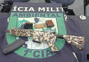 Fuzil de guerra é recuperado no Canal de Santos por mergulhadores