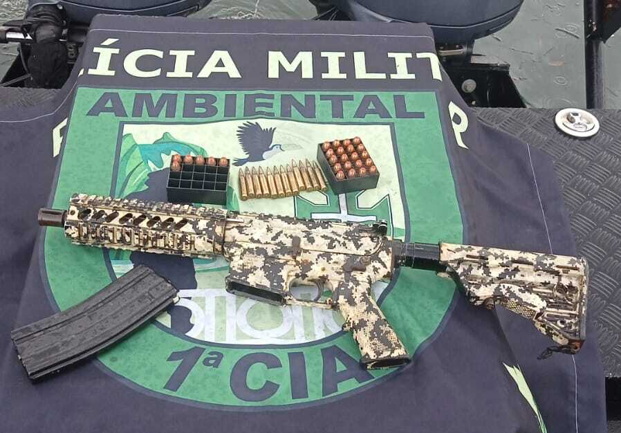 Fuzil de guerra é recuperado no Canal de Santos por mergulhadores