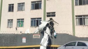 Avião de pequeno porte caiu sobre prédio residencial em Belo Horizonte, mobilizando equipes de emergência.