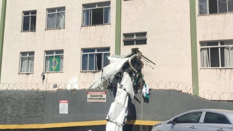 Avião de pequeno porte caiu sobre prédio residencial em Belo Horizonte, mobilizando equipes de emergência.