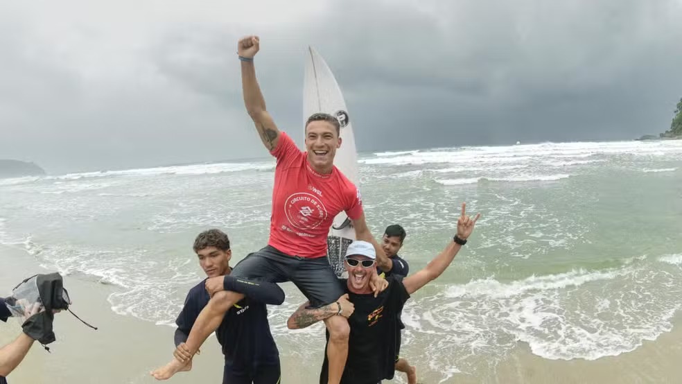 Heitor Muller é campeão do QS de Itamambuca — Foto: WSL / Marcio David