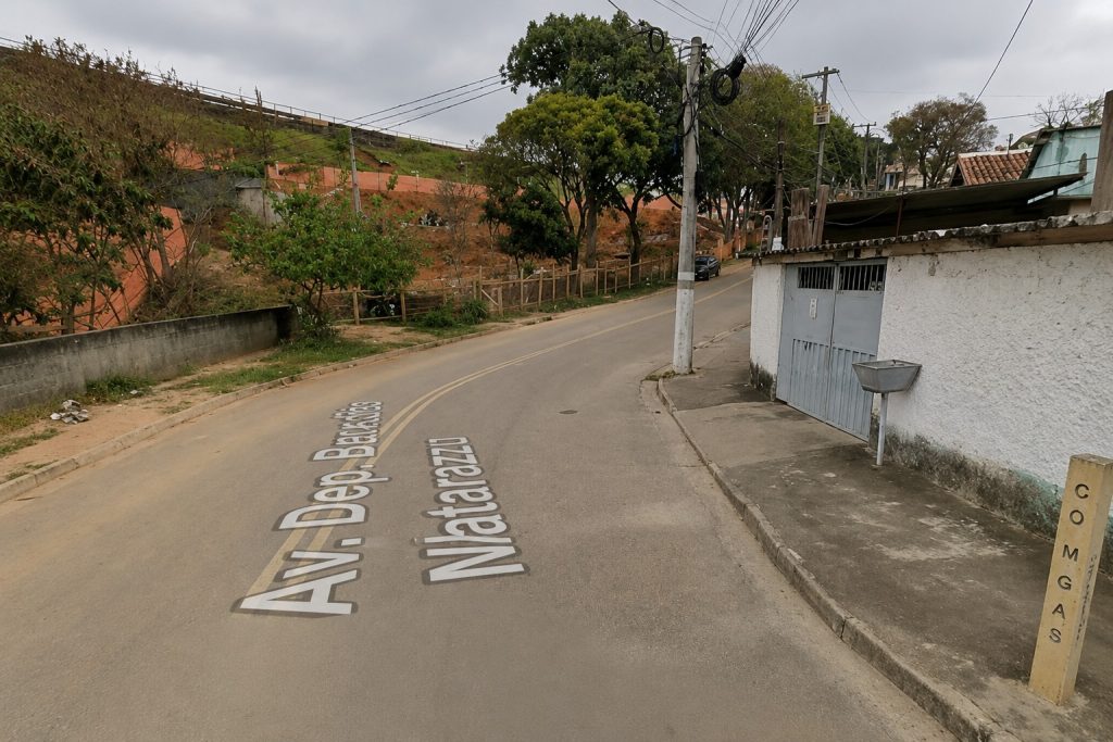 Equipe da CCR realizando obra com guindaste na Avenida Benedito Matarazzo em São José dos Campos