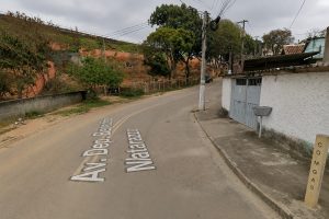 Equipe da CCR realizando obra com guindaste na Avenida Benedito Matarazzo em São José dos Campos