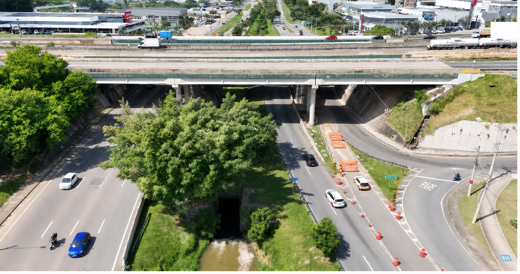 interdição na avenida Deputado Benedito Matarazzo e Mário Covas para obras da CCR RioSP no Córrego do Vidoca.