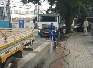 Prefeitura fez a limpeza na manhã desta sexta (14) na rua Padre Rodolfo, na Vila Ema