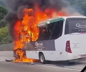Enorme susto na Nova Tamoios: Incêndio em micro-ônibus com 25 estudantes interdita túnel em Caraguatatuba