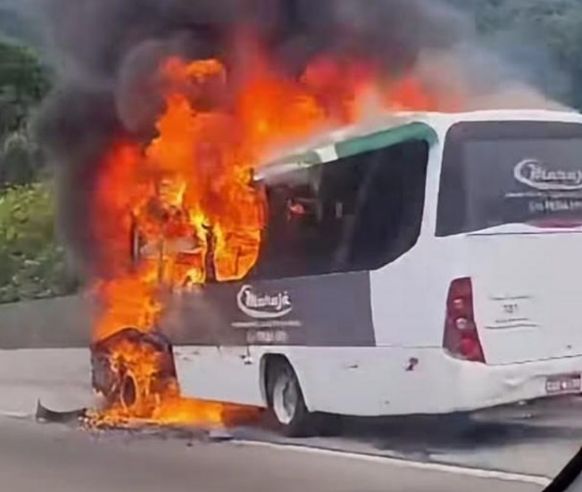 Enorme susto na Nova Tamoios: Incêndio em micro-ônibus com 25 estudantes interdita túnel em Caraguatatuba