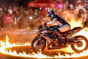 Manobras radicais em motos e encontro de carros antigos movimentam São José neste domingo