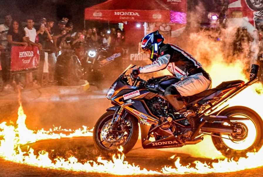 Manobras radicais em motos e encontro de carros antigos movimentam São José neste domingo