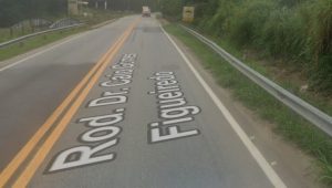 Idosa morre e cinco pessoas ficam feridas após colisão frontal na SP-132 em Pindamonhangaba