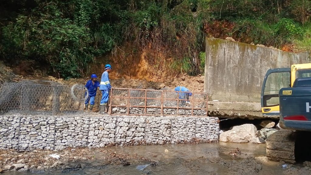 Obra contra erosão no Jardim Aquarius, no córrego Senhorinha sob a Via Dutra