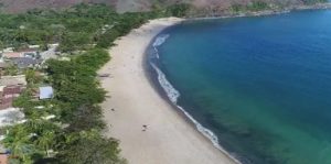 Jovem desaparece no mar após tentar salvar amiga arrastada por onda em costeira em São Sebastião