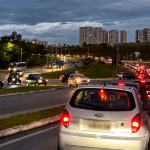 Após a nova ligação com Jacareí, o principal corredor da região oeste enfrenta aumento no fluxo, congestionamentos e pressiona o avanço de obras e contrapartidas viárias
