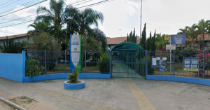 Professora encontra caco de vidro em copo de água dentro de sala de aula e Prefeitura suspende três alunos em São José dos Campos