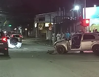 Carro capota após colisão em cruzamento do Jardim Morumbi e interdita via em São José dos Campos