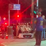 Carro capota após colisão em cruzamento do Jardim Morumbi e interdita via em São José dos Campos