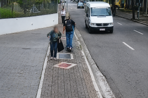 Furto de colar em São José ocorreu na região central; vítima caiu e bateu a cabeça após ação de criminosos de patinete.