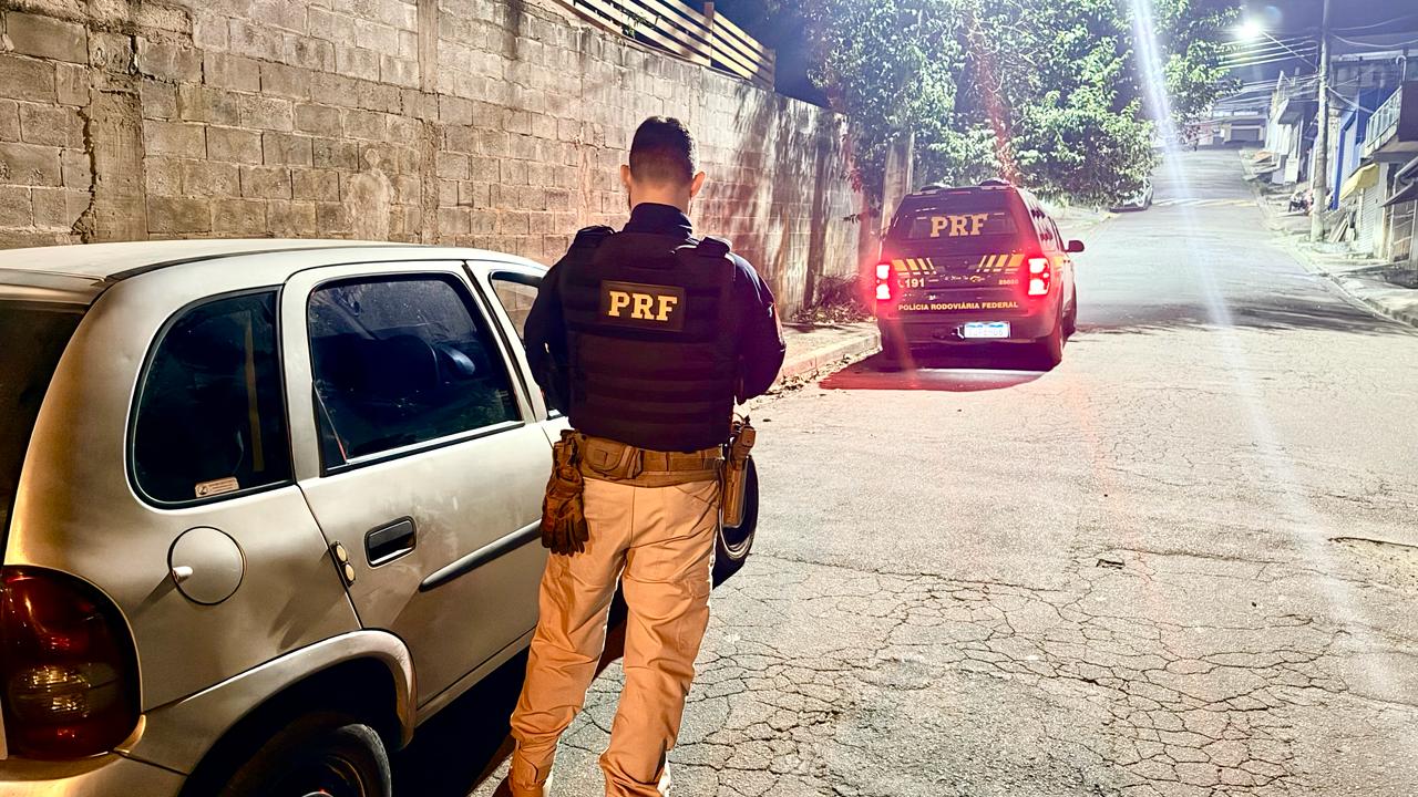 Homem de 55 anos foi resgatado ileso pela PRF após perseguição na Via Dutra, em Santa Isabel.