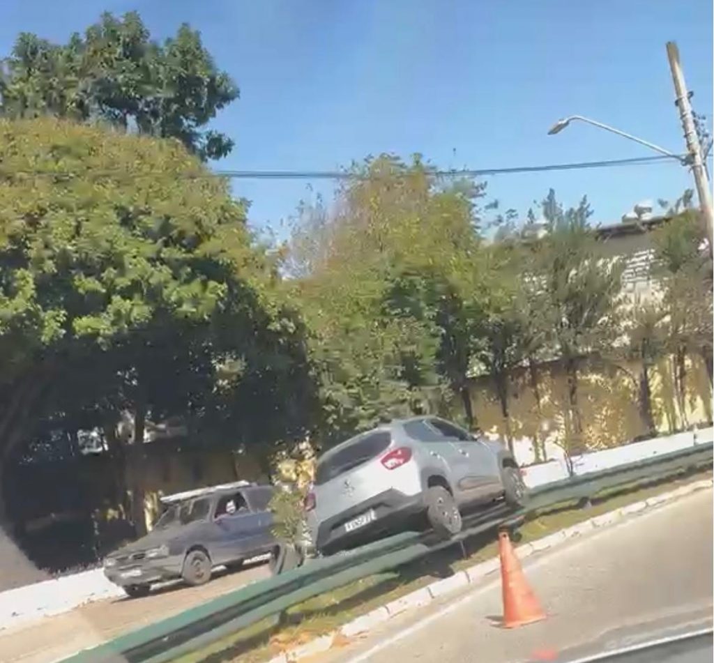 Carro ficou suspenso sobre o guard-rail após motorista perder o controle da direção