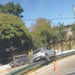 Carro ficou suspenso sobre o guard-rail após motorista perder o controle da direção