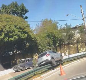 Carro ficou suspenso sobre o guard-rail após motorista perder o controle da direção