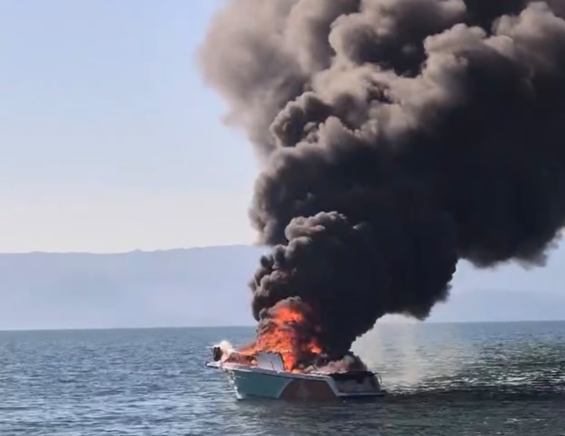 Embarcação pega fogo e afunda entre Ilhabela e São Sebastião