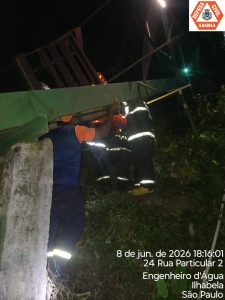 Operação de resgate em Ilhabela mobilizou Bombeiros, Defesa Civil e SAMU após acidente com bondinho residencial.
