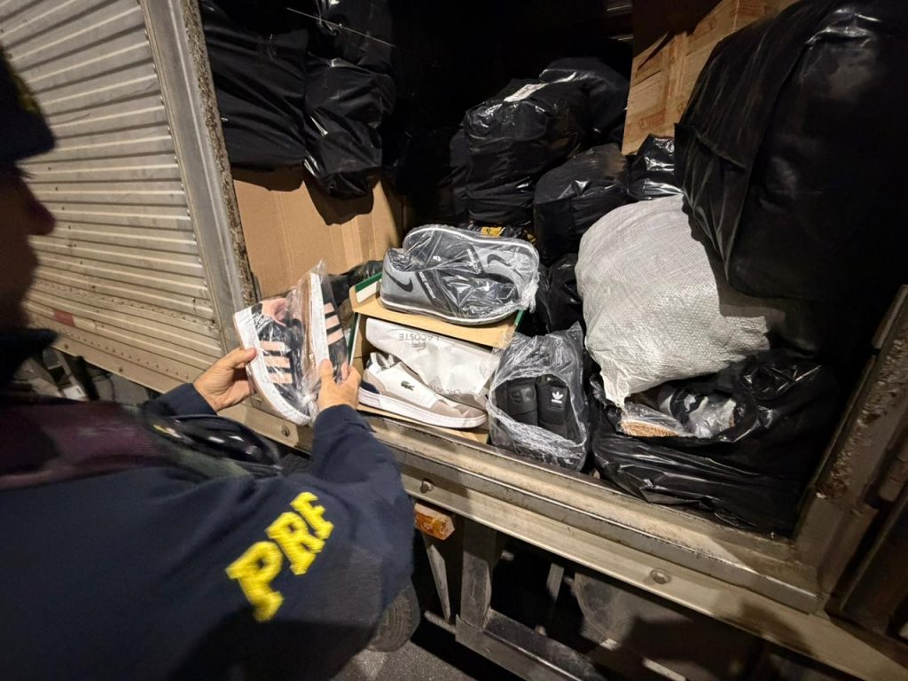 Cerca de 2,2 mil pares de calçados com indícios de falsificação foram apreendidos pela PRF