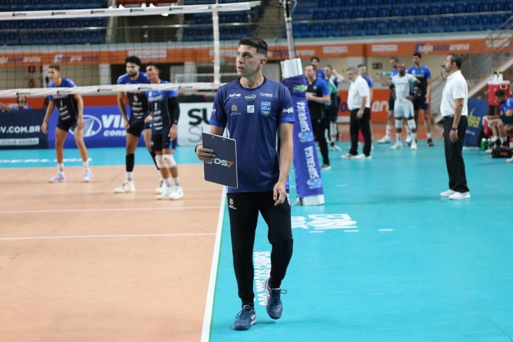 Flávio Tavares permanece no comando do Viapol Vôlei São José