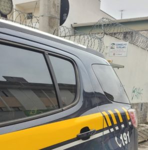 Menina resgatada na Via Dutra pela PRF em Taubaté
