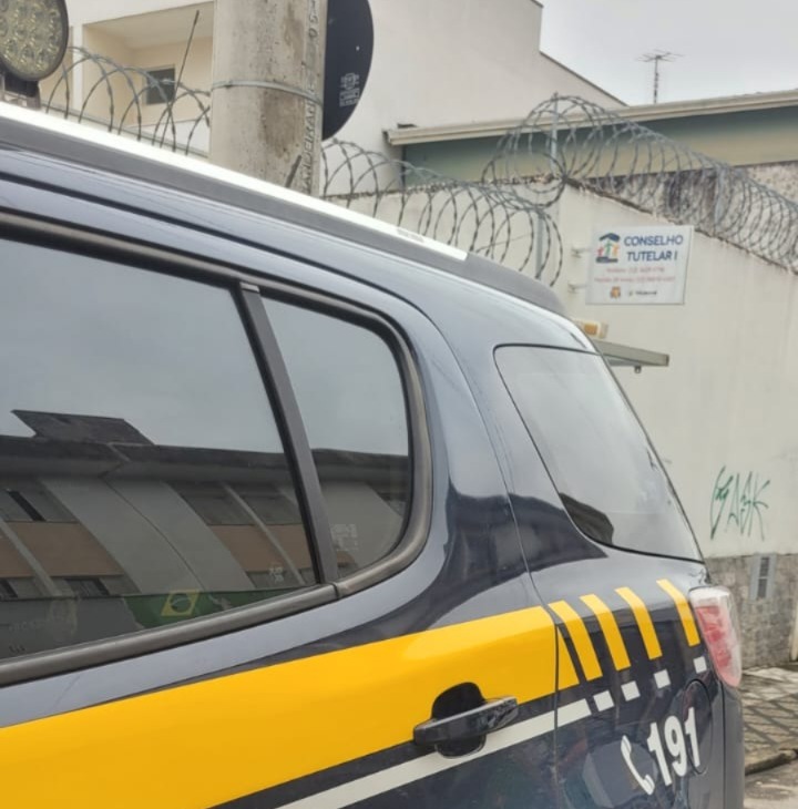 Menina resgatada na Via Dutra pela PRF em Taubaté