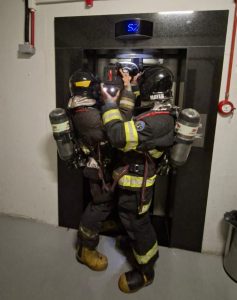 Princípio de incêndio em elevador mobiliza bombeiros em São José