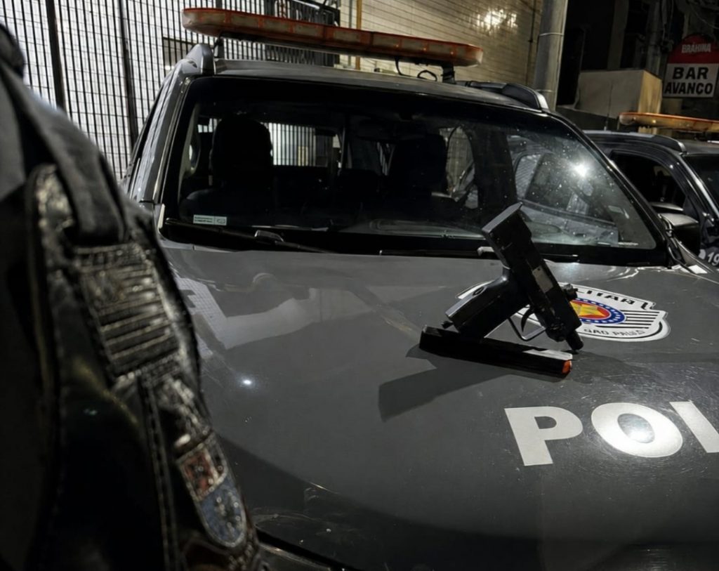 Homem foi preso pelo BAEP após ser flagrado com uma submetralhadora calibre 9 mm em Taubaté.