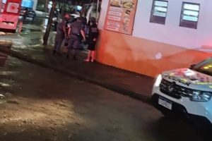 Ataque a tiros em adega deixa homem e mulher feridos em Caraguatatuba