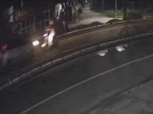 Carro na contramão deixa jovem em bicicleta elétrica em estado grave. Família faz apelo por doação de sangue
