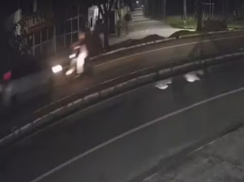 Carro na contramão deixa jovem em bicicleta elétrica em estado grave. Família faz apelo por doação de sangue
