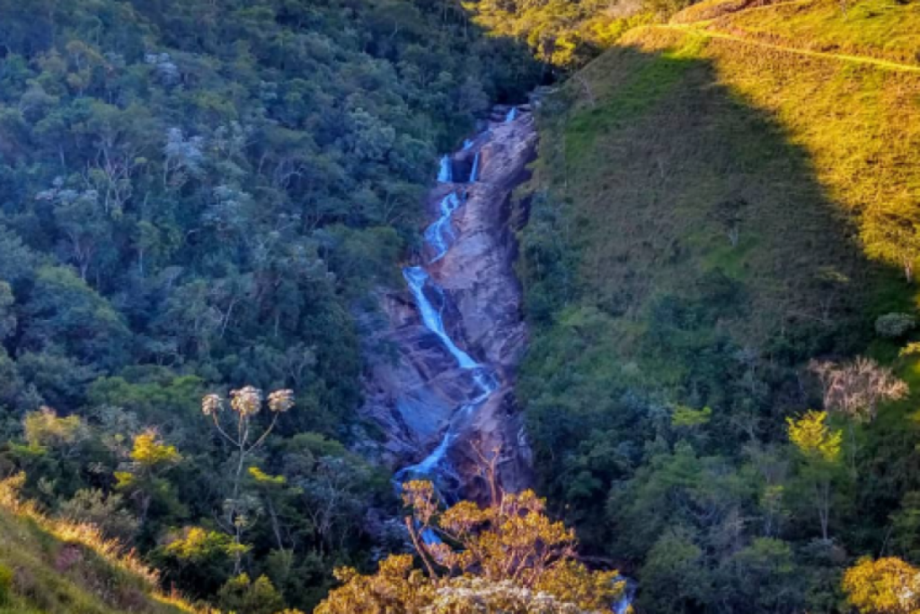 Homem desaparece após ser arrastado por correnteza em cachoeira de Piquete; Bombeiros retomam buscas