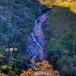 Homem desaparece após ser arrastado por correnteza em cachoeira de Piquete; Bombeiros retomam buscas